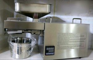 دستگاه روغن گیری خانگی مناسب روغن گیری از کنجد، آفتابگردان، دانه کتان و ... می باشد .